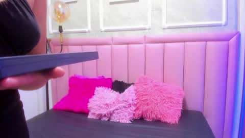 velvet_giirll online show from 4, 6, 2026