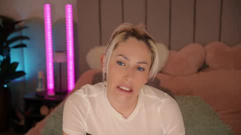Snapshot of vickysecret96 chatting on 4, 4, 2026 vickysecret96 online show from 4, 4, 2026