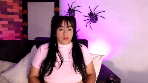 Snapshot of vicserna chatting on 5, 10, 2025 Victoria Serna  online show from 5, 10, 2025