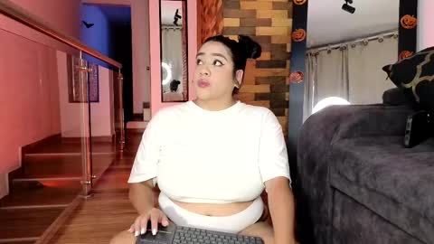 Snapshot of vicserna chatting on 7, 10, 2025 Victoria Serna  online show from 7, 10, 2025