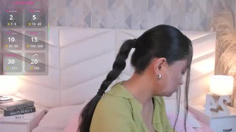 Snapshot of victoria___jonnes chatting on 12, 11, 2025 victoria___jonnes online show from 12, 11, 2025