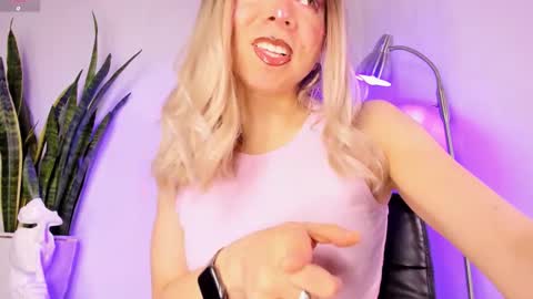 Snapshot of victoria_qq chatting on 27, 10, 2025 D A N I online show from 27, 10, 2025