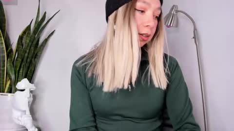 Snapshot of victoria_qq chatting on 28, 10, 2025 D A N I online show from 28, 10, 2025