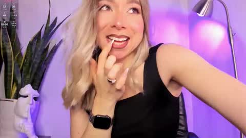 Snapshot of victoria_qq chatting on 2, 11, 2025 D A N I online show from 2, 11, 2025