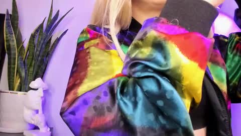 Snapshot of victoria_qq chatting on 3, 11, 2025 D A N I online show from 3, 11, 2025