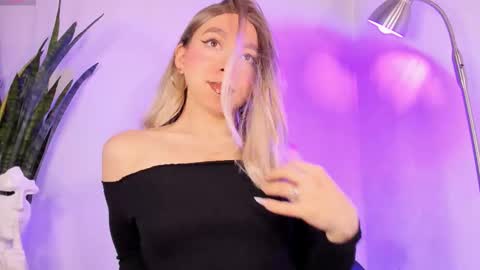 Snapshot of victoria_qq chatting on 4, 11, 2025 D A N I online show from 4, 11, 2025