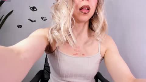 Snapshot of victoria_qq chatting on 11, 11, 2025 D A N I online show from 11, 11, 2025