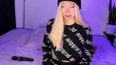 Snapshot of victoria_qq chatting on 16, 11, 2025 D A N I online show from 16, 11, 2025