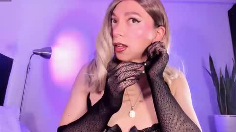 Snapshot of victoria_qq chatting on 24, 11, 2025 D A N I online show from 24, 11, 2025