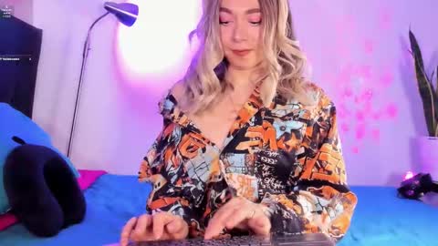 Snapshot of victoria_qq chatting on 4, 12, 2025 D A N I online show from 4, 12, 2025