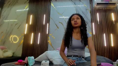 Snapshot of victoriaduarte chatting on 14, 12, 2025 Victoria online show from 14, 12, 2025