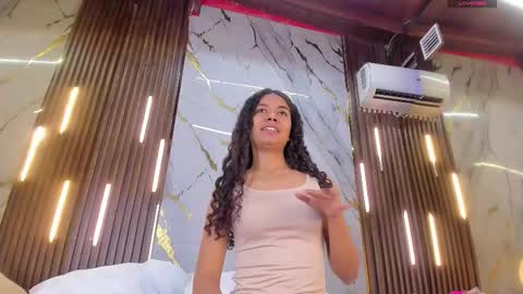 Snapshot of victoriaduarte chatting on 18, 12, 2025 Victoria online show from 18, 12, 2025