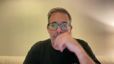 Snapshot of vinildn chatting on 6, 3, 2025 Londonist online show from 6, 3, 2025