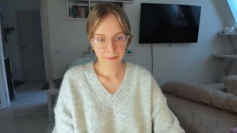 Snapshot of violet_blue_eyes chatting on 7, 10, 2025 Violet online show from 7, 10, 2025