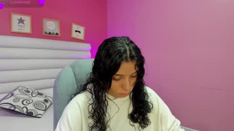Snapshot of violet_sinclair chatting on 4, 6, 2026 violet_sinclair online show from 4, 6, 2026