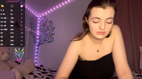 Snapshot of violetamelia chatting on 6, 4, 2026 Eva online show from 6, 4, 2026