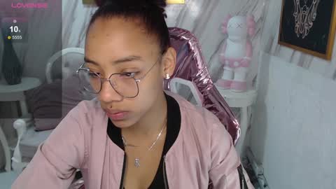 Snapshot of violeth_b chatting on 7, 1, 2025 violeth_b online show from 7, 1, 2025
