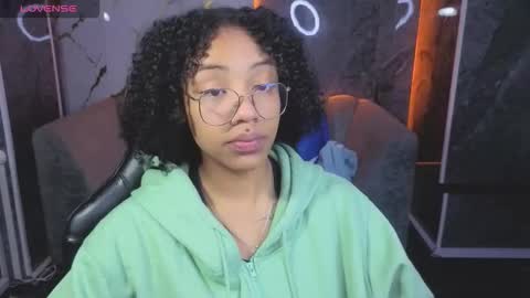 Snapshot of violeth_b chatting on 23, 11, 2025 violeth_b online show from 23, 11, 2025