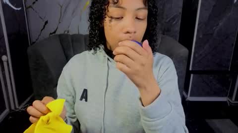 Snapshot of violeth_b chatting on 21, 12, 2025 violeth_b online show from 21, 12, 2025