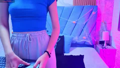 Snapshot of violett__golden chatting on 12, 10, 2025 ViolettGolden online show from 12, 10, 2025