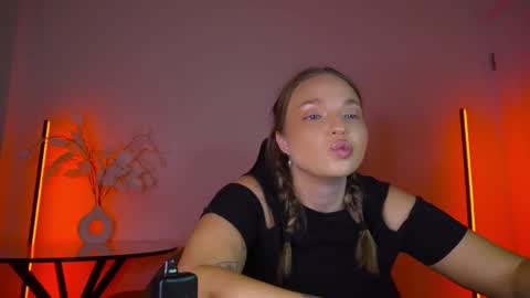 Snapshot of viollasinzz chatting on 12, 9, 2025 Violla online show from 12, 9, 2025