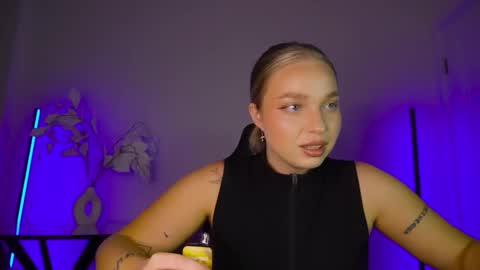 Snapshot of viollasinzz chatting on 20, 9, 2025 Violla online show from 20, 9, 2025