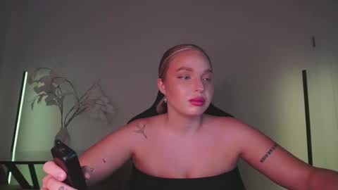 Snapshot of viollasinzz chatting on 23, 9, 2025 Violla online show from 23, 9, 2025