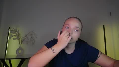 Snapshot of viollasinzz chatting on 26, 9, 2025 Violla online show from 26, 9, 2025