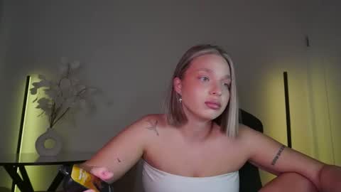 Snapshot of viollasinzz chatting on 4, 10, 2025 Violla online show from 4, 10, 2025