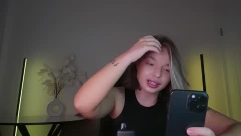 Snapshot of viollasinzz chatting on 6, 10, 2025 Violla online show from 6, 10, 2025