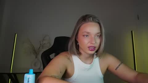 Snapshot of viollasinzz chatting on 14, 10, 2025 Violla online show from 14, 10, 2025