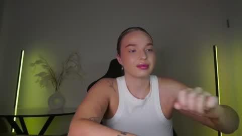 Snapshot of viollasinzz chatting on 19, 10, 2025 Violla online show from 19, 10, 2025