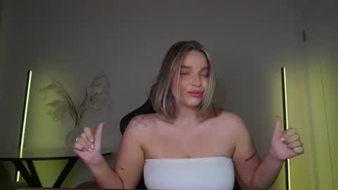 Snapshot of viollasinzz chatting on 26, 10, 2025 Violla online show from 26, 10, 2025