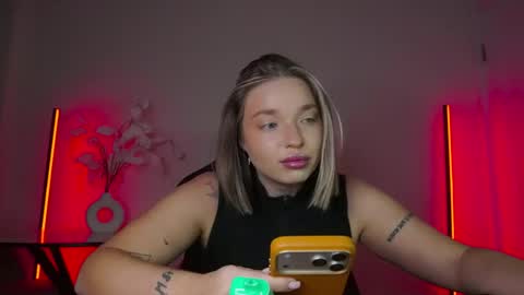 Snapshot of viollasinzz chatting on 28, 10, 2025 Violla online show from 28, 10, 2025