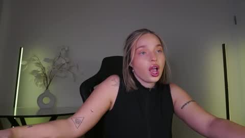 Snapshot of viollasinzz chatting on 6, 11, 2025 Violla online show from 6, 11, 2025