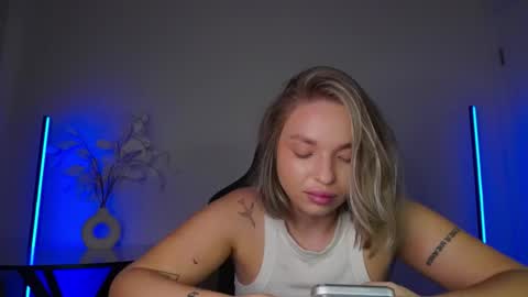 Snapshot of viollasinzz chatting on 9, 11, 2025 Violla online show from 9, 11, 2025