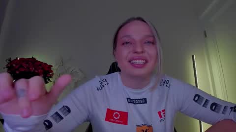 Snapshot of viollasinzz chatting on 18, 11, 2025 Violla online show from 18, 11, 2025