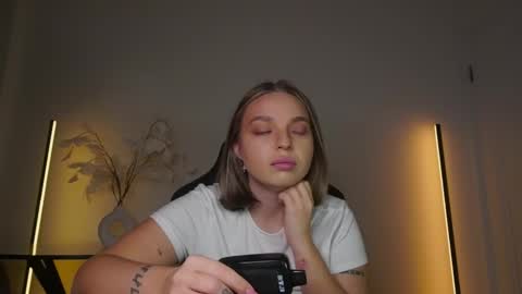 Snapshot of viollasinzz chatting on 22, 11, 2025 Violla online show from 22, 11, 2025