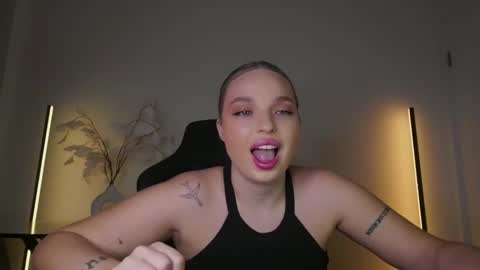 Snapshot of viollasinzz chatting on 26, 11, 2025 Violla online show from 26, 11, 2025