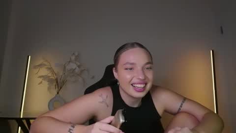 Snapshot of viollasinzz chatting on 28, 11, 2025 Violla online show from 28, 11, 2025