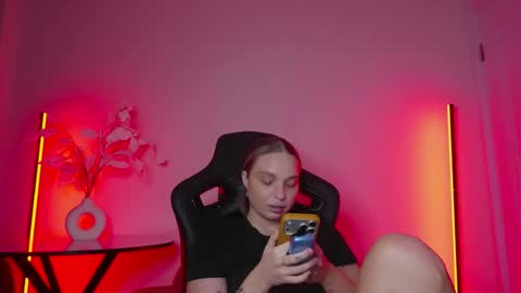 Snapshot of viollasinzz chatting on 14, 12, 2025 Violla online show from 14, 12, 2025