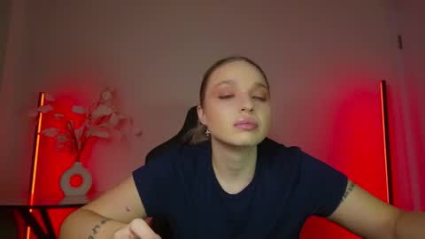 Snapshot of viollasinzz chatting on 17, 12, 2025 Violla online show from 17, 12, 2025