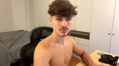 Snapshot of vitoraugustoxxx chatting on 18, 12, 2025 vitoraugustoxxx online show from 18, 12, 2025