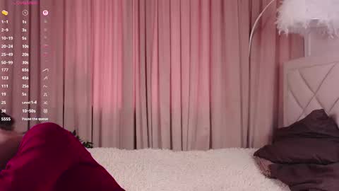 Snapshot of vivi_ennes chatting on 22, 10, 2025 You like my friends can call me LUNA This is my first day here online show from 22, 10, 2025