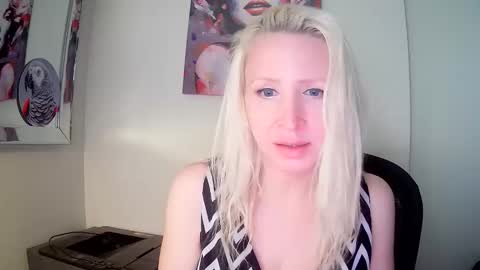 Snapshot of vivians_roses chatting on 1, 12, 2025 Vivians Roses online show from 1, 12, 2025