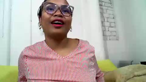 Snapshot of voagelle chatting on 2, 2, 2025 voagelle online show from 2, 2, 2025