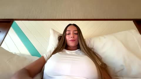 Snapshot of wandathompson_ chatting on 23, 4, 2026 Wanda online show from 23, 4, 2026