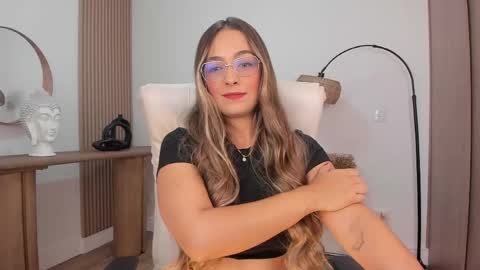 Snapshot of wandathompson_ chatting on 4, 6, 2026 Wanda online show from 4, 6, 2026