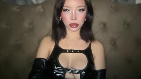 Snapshot of weebu010 chatting on 27, 10, 2025 Marie Pelie online show from 27, 10, 2025