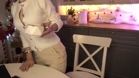 Snapshot of whats_her_name chatting on 29, 12, 2024 Victoria Maria online show from 29, 12, 2024